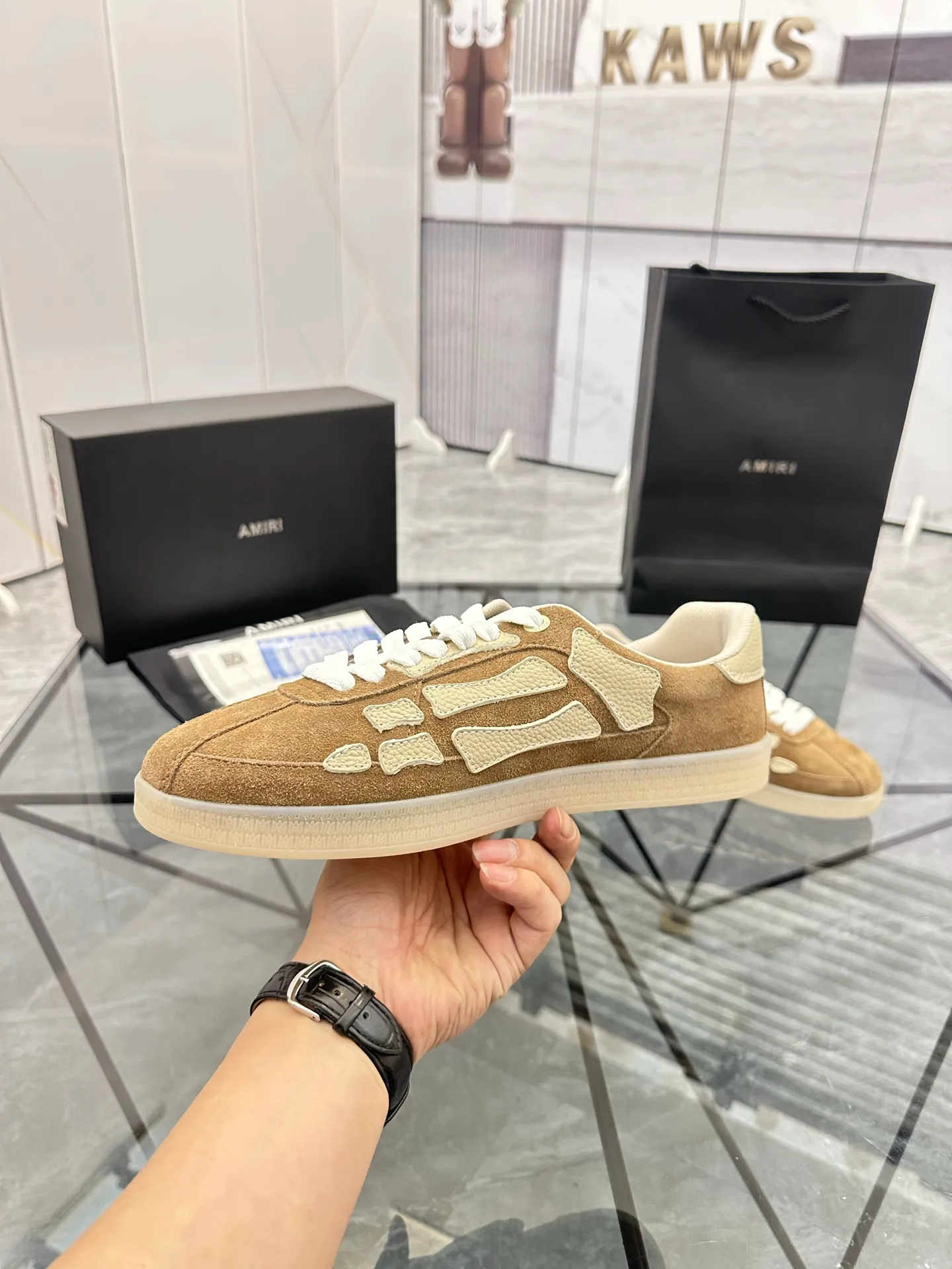 Men's shoes: 💰P600¥ Top quality in Guangzhou Product trademark: AMIRI* "Amir*" low-top casual shoes Regular size: 39-44 (can be customized to 45) Product material: Upper imported first-layer cowhide spliced ​​nubuck leather, breathable lining, original outsole. Number: 525